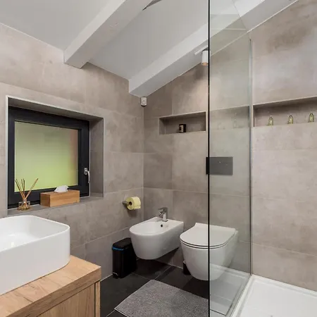 Lomida فيلة أوباتيا